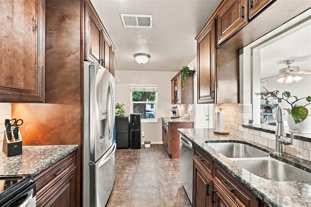 For Sale: $300,000 (2 beds, 1 baths, 946 Square Feet)