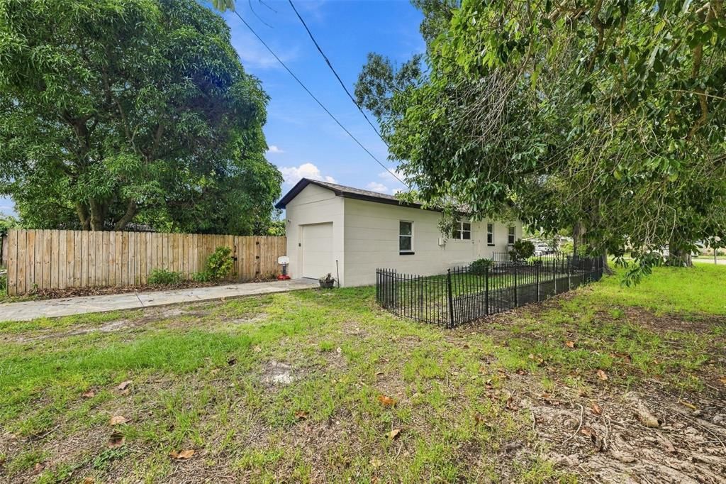 For Sale: $300,000 (2 beds, 1 baths, 946 Square Feet)