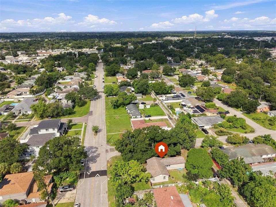For Sale: $300,000 (2 beds, 1 baths, 946 Square Feet)