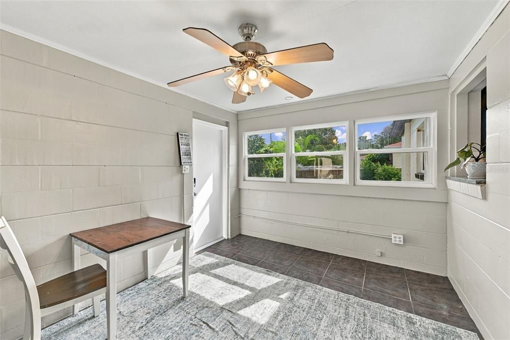 For Sale: $300,000 (2 beds, 1 baths, 946 Square Feet)