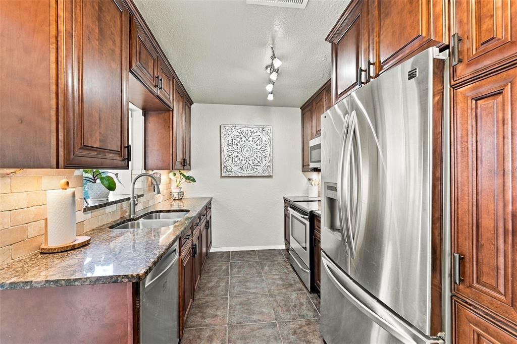 For Sale: $300,000 (2 beds, 1 baths, 946 Square Feet)