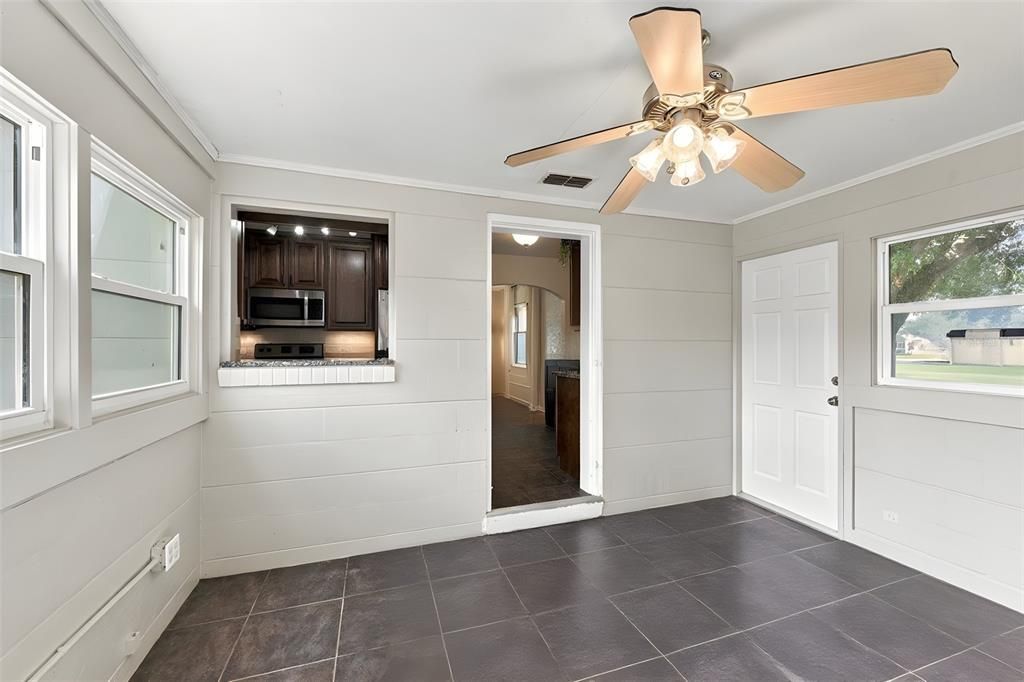 For Sale: $300,000 (2 beds, 1 baths, 946 Square Feet)