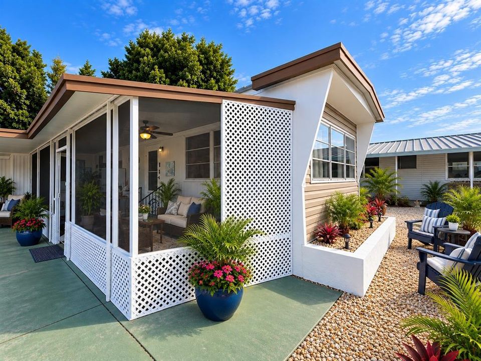 For Sale: $99,000 (2 beds, 1 baths, 674 Square Feet)