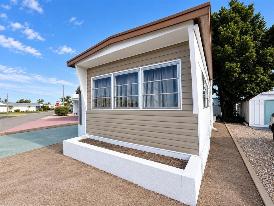 For Sale: $99,000 (2 beds, 1 baths, 674 Square Feet)