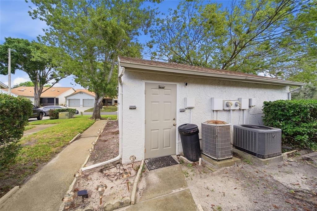 For Sale: $185,900 (2 beds, 2 baths, 996 Square Feet)