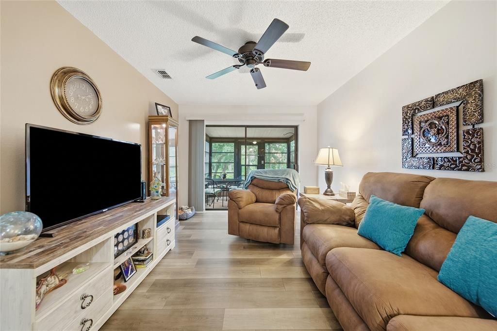 For Sale: $185,900 (2 beds, 2 baths, 996 Square Feet)