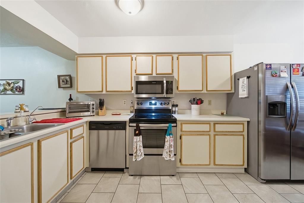 For Sale: $185,900 (2 beds, 2 baths, 996 Square Feet)