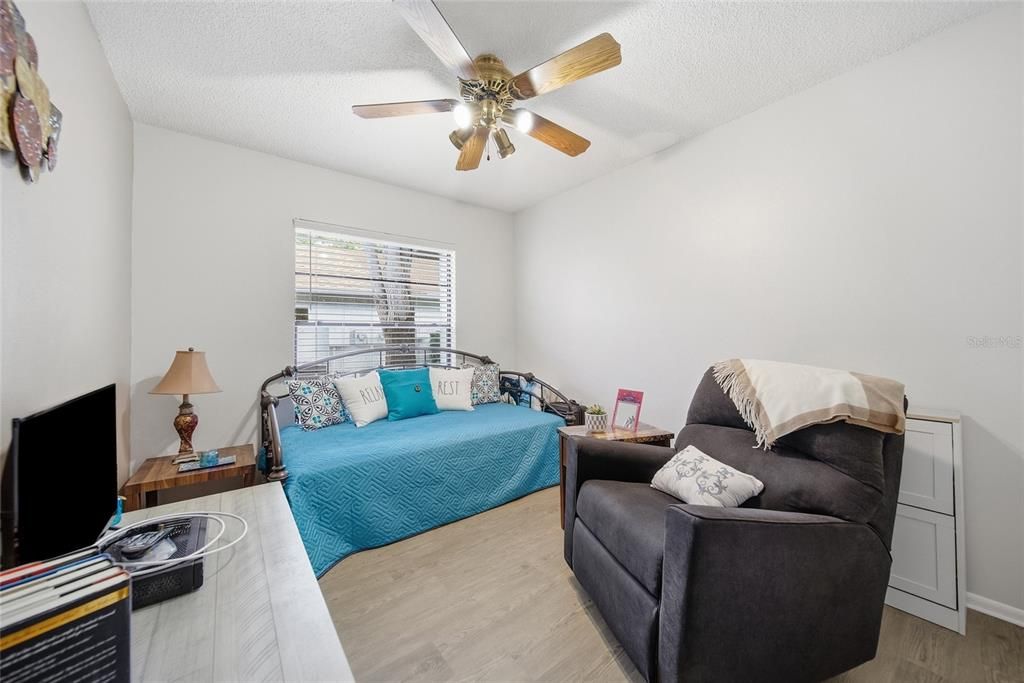 For Sale: $185,900 (2 beds, 2 baths, 996 Square Feet)
