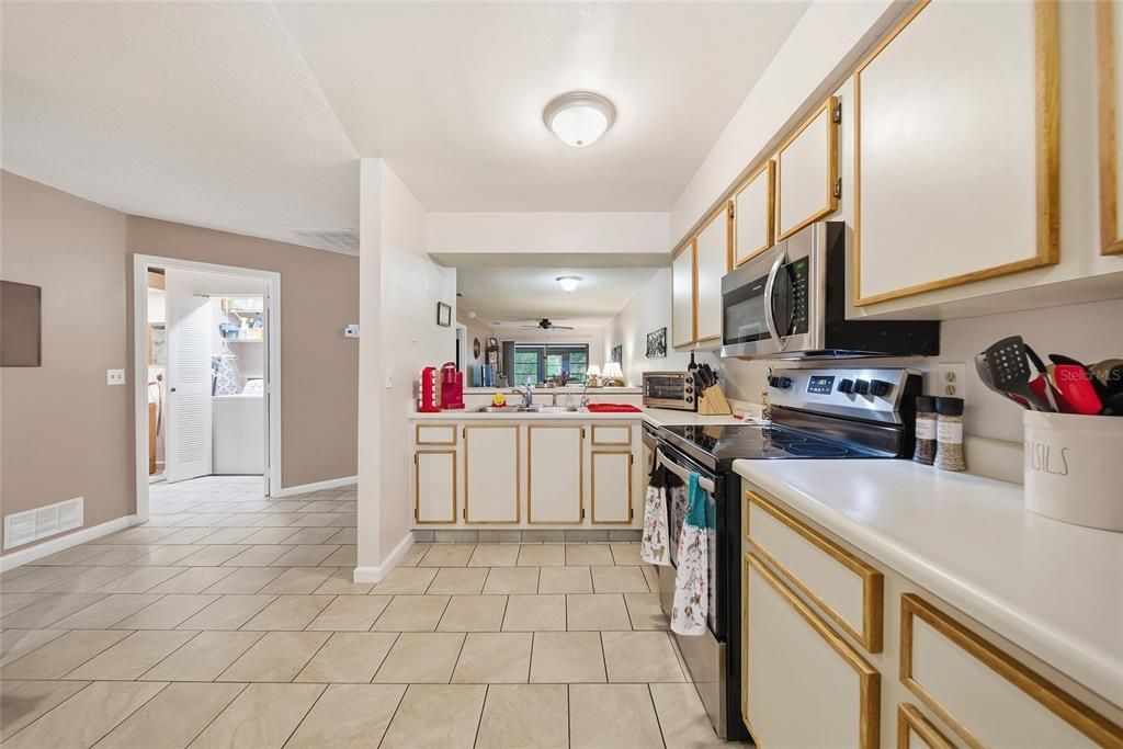 For Sale: $185,900 (2 beds, 2 baths, 996 Square Feet)