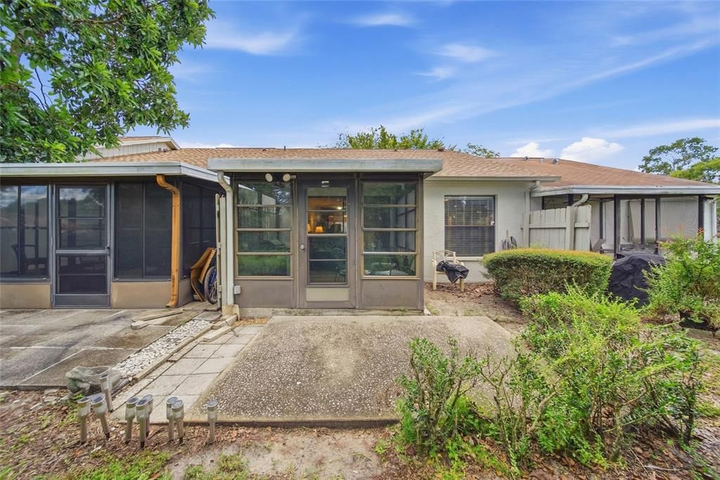 For Sale: $185,900 (2 beds, 2 baths, 996 Square Feet)