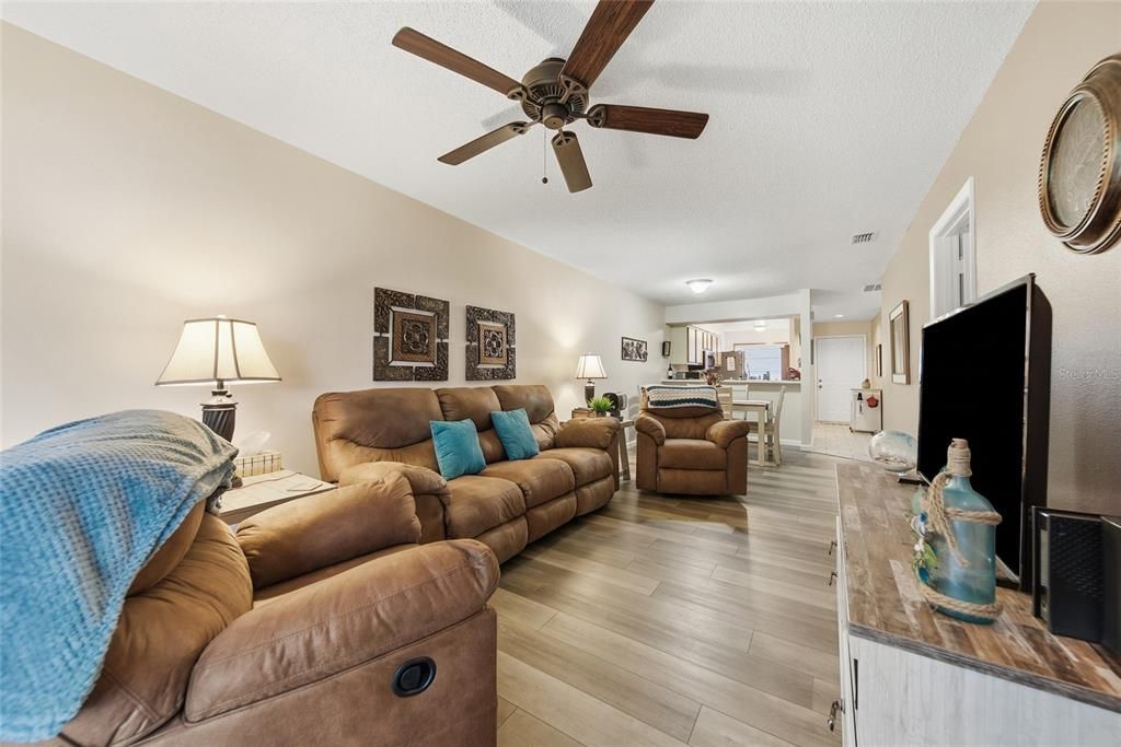 For Sale: $185,900 (2 beds, 2 baths, 996 Square Feet)