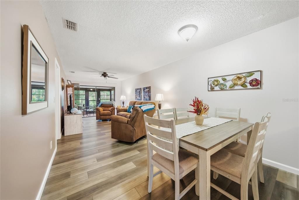 For Sale: $185,900 (2 beds, 2 baths, 996 Square Feet)