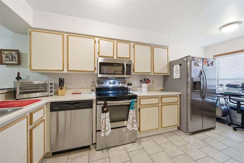 For Sale: $185,900 (2 beds, 2 baths, 996 Square Feet)