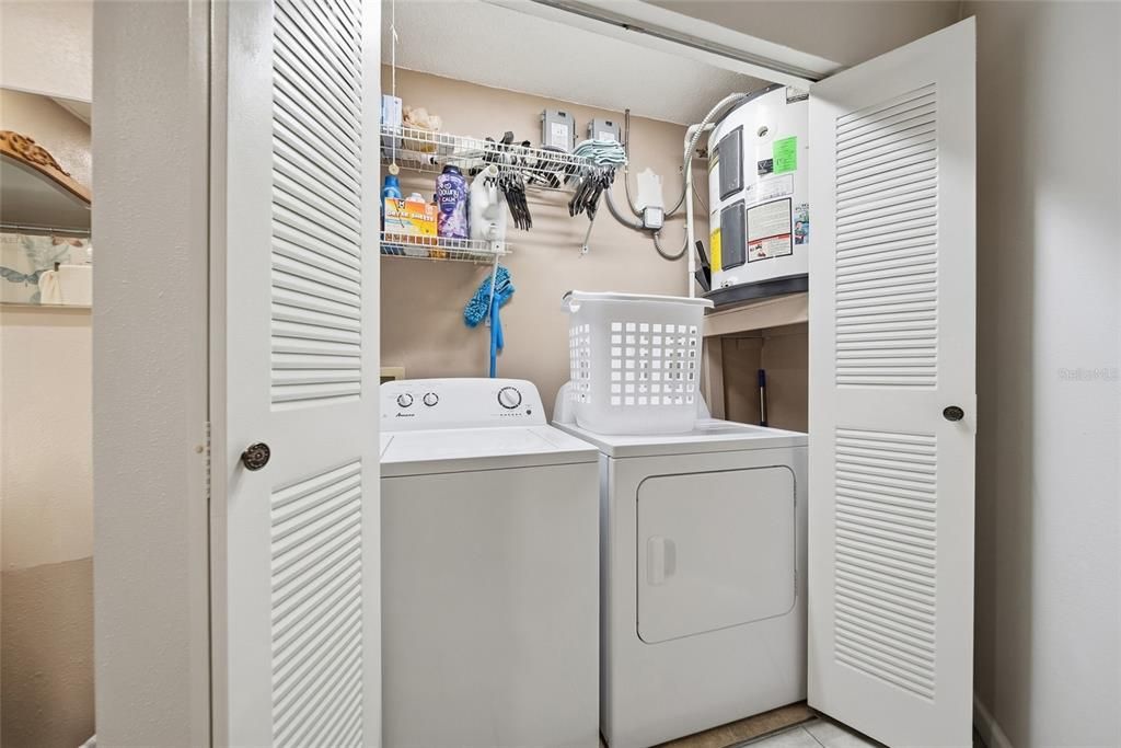 For Sale: $185,900 (2 beds, 2 baths, 996 Square Feet)