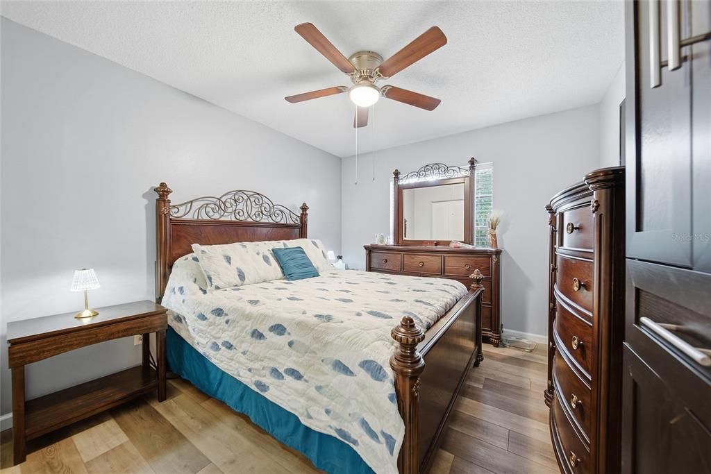 For Sale: $185,900 (2 beds, 2 baths, 996 Square Feet)