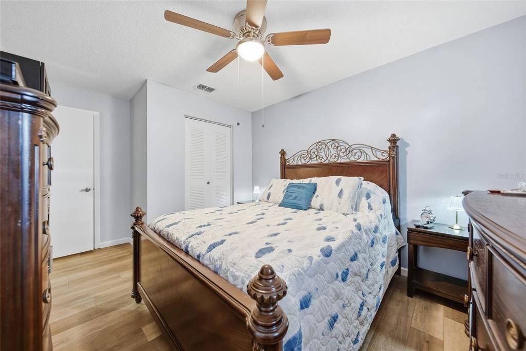 For Sale: $185,900 (2 beds, 2 baths, 996 Square Feet)