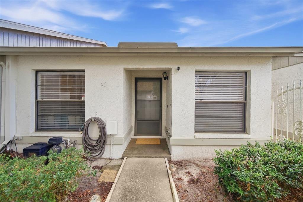 For Sale: $185,900 (2 beds, 2 baths, 996 Square Feet)