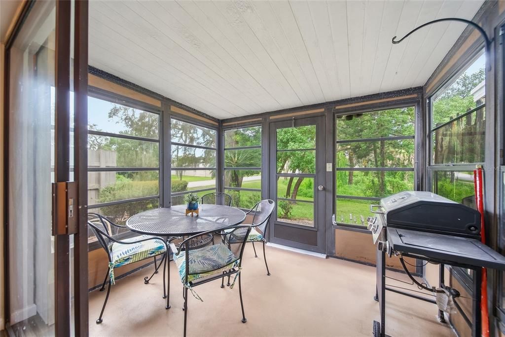 For Sale: $185,900 (2 beds, 2 baths, 996 Square Feet)