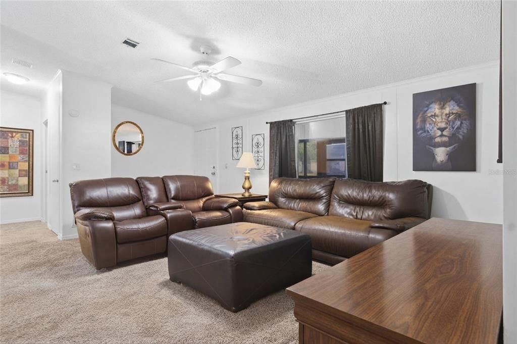 For Sale: $279,900 (3 beds, 2 baths, 1404 Square Feet)