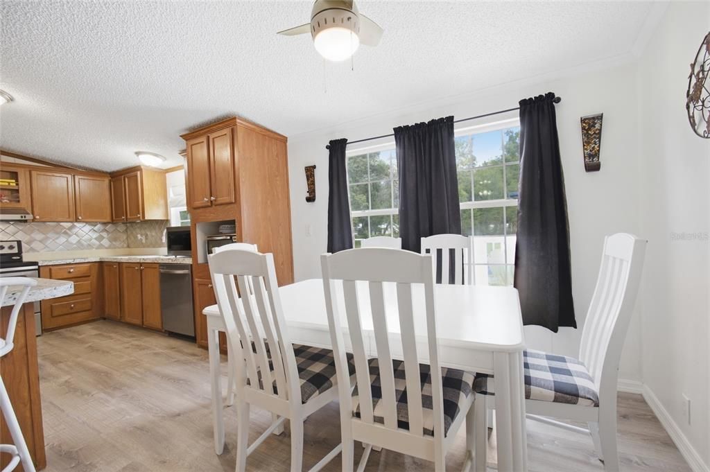 For Sale: $279,900 (3 beds, 2 baths, 1404 Square Feet)