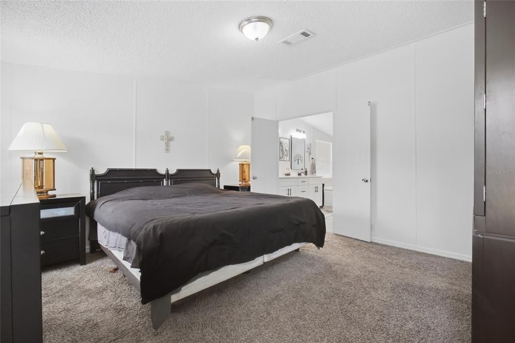 For Sale: $279,900 (3 beds, 2 baths, 1404 Square Feet)