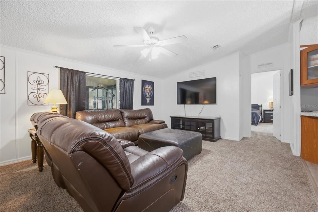 For Sale: $279,900 (3 beds, 2 baths, 1404 Square Feet)