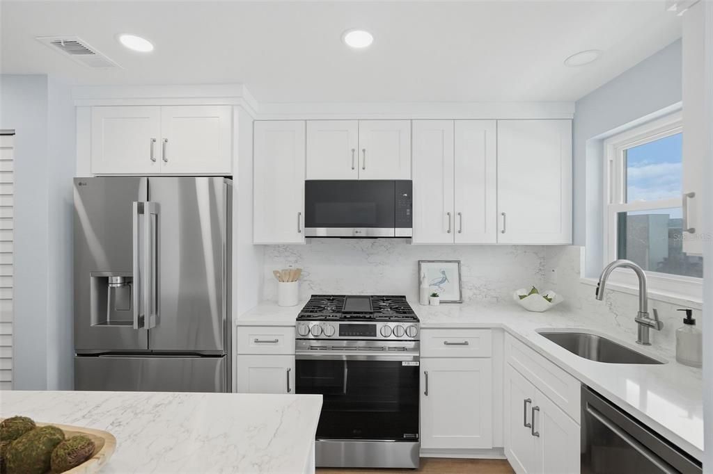 For Sale: $230,000 (1 beds, 1 baths, 1060 Square Feet)