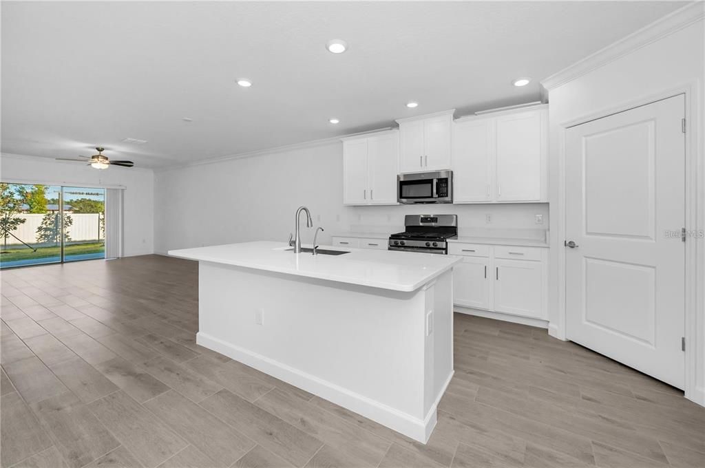 For Rent: $2,200 (2 beds, 2 baths, 1395 Square Feet)
