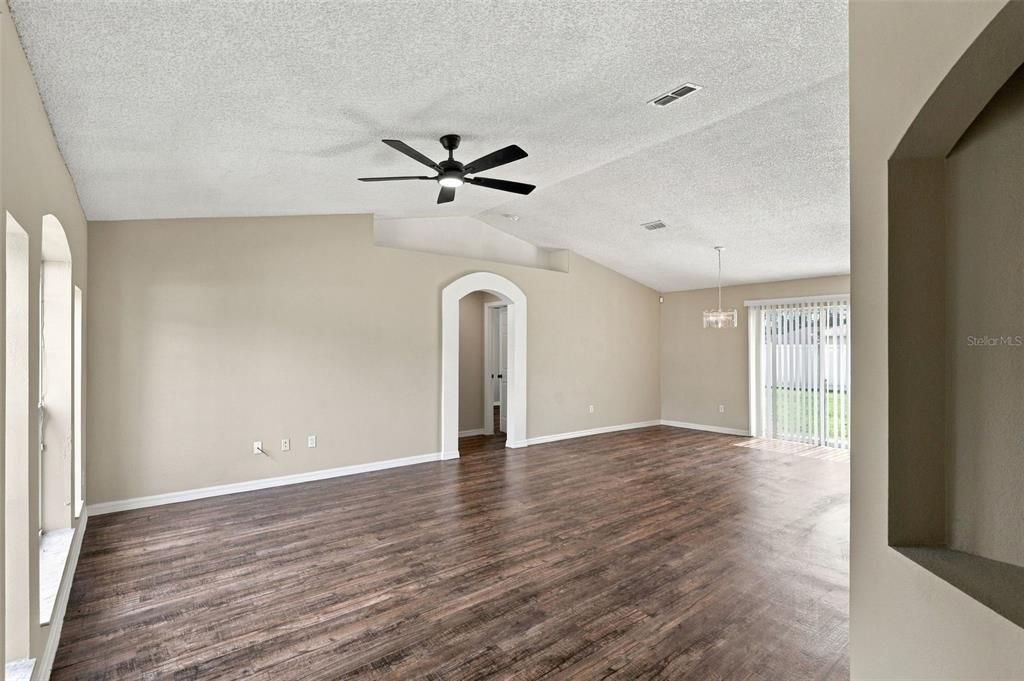For Sale: $260,000 (3 beds, 2 baths, 1352 Square Feet)