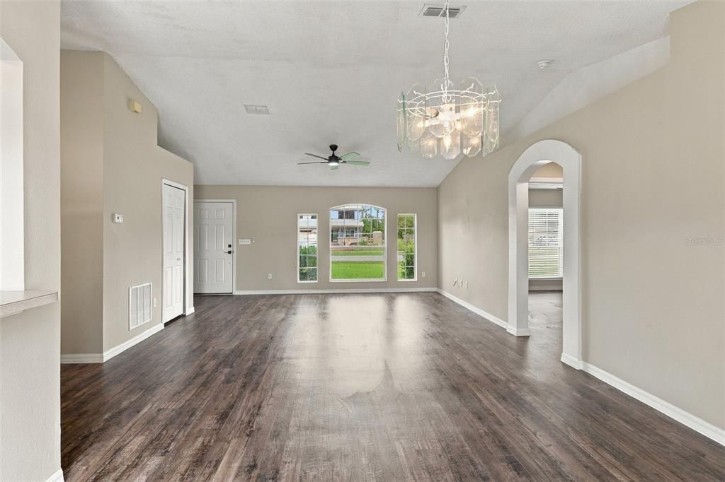 For Sale: $260,000 (3 beds, 2 baths, 1352 Square Feet)