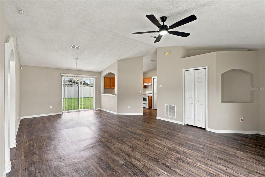 For Sale: $260,000 (3 beds, 2 baths, 1352 Square Feet)