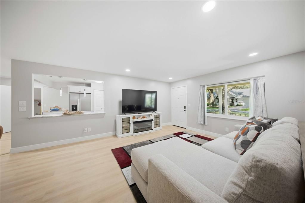 На продажу: $184,900 (2 спален, 2 ванн, 1369 Квадратных фут)