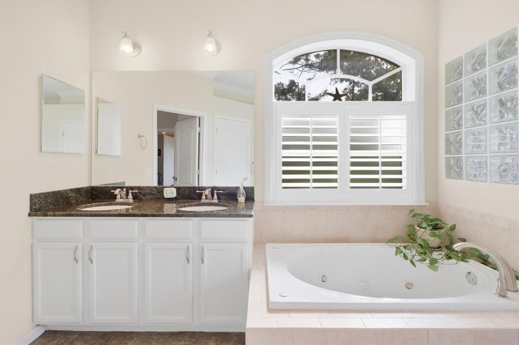 For Sale: $369,000 (3 beds, 2 baths, 1877 Square Feet)
