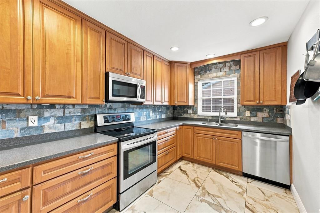 En Venta: $569,900 (4 camas, 2 baños, 1968 Pies cuadrados)