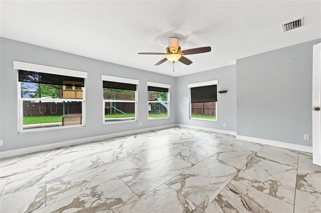 En Venta: $569,900 (4 camas, 2 baños, 1968 Pies cuadrados)