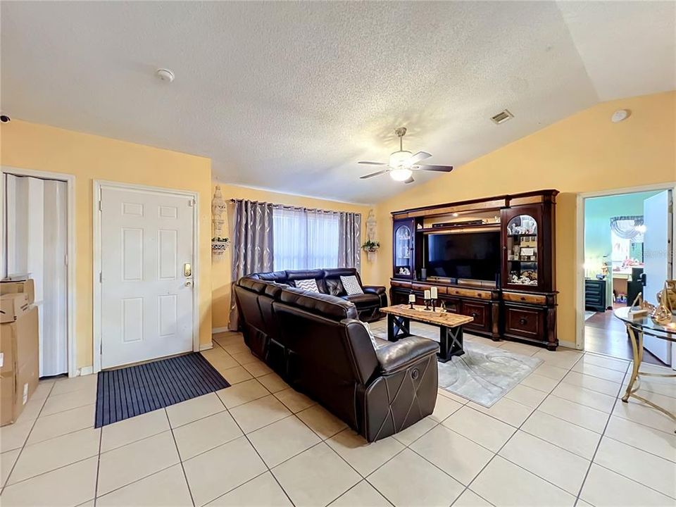 For Sale: $415,000 (3 beds, 2 baths, 1930 Square Feet)