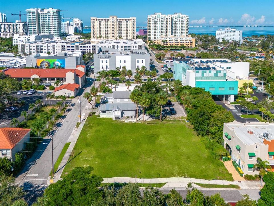 En Venta: $2,495,000 (0.31 acres)
