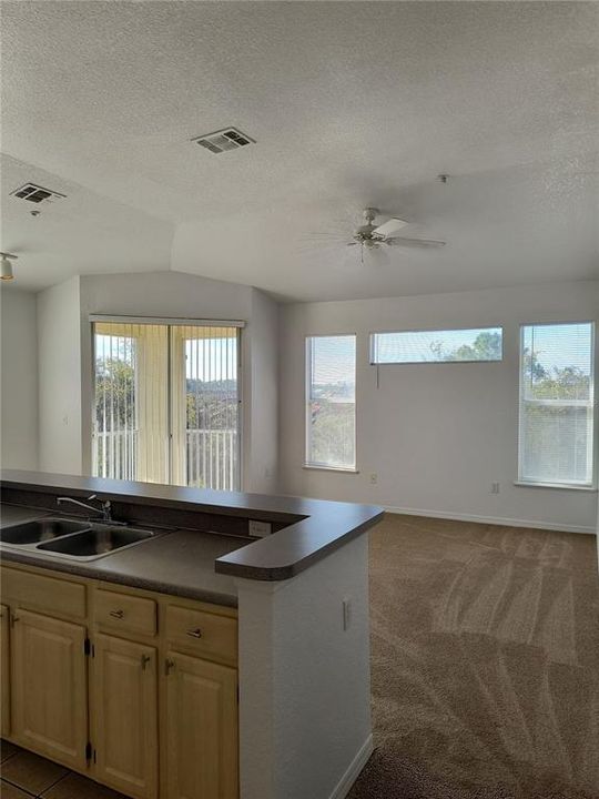For Rent: $1,295 (1 beds, 1 baths, 747 Square Feet)