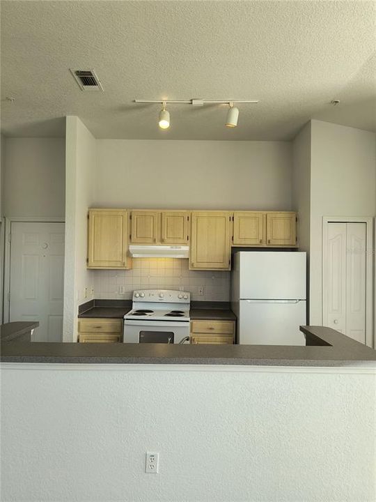 For Rent: $1,295 (1 beds, 1 baths, 747 Square Feet)