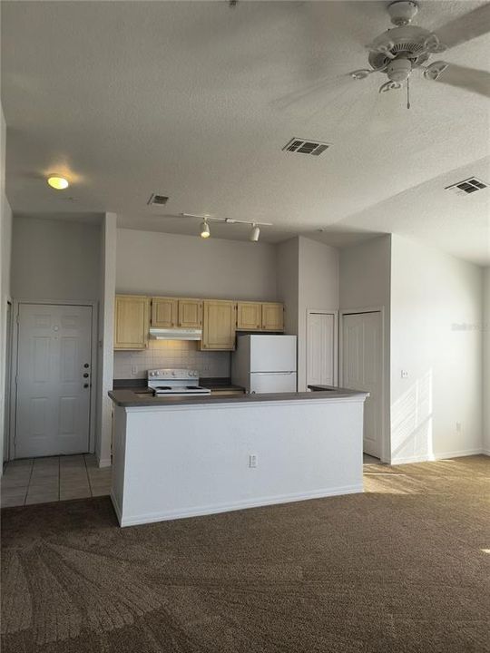 For Rent: $1,295 (1 beds, 1 baths, 747 Square Feet)