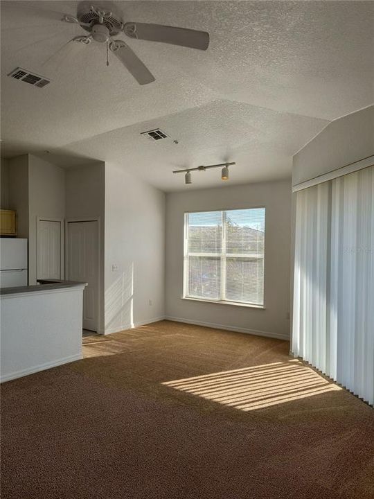 For Rent: $1,295 (1 beds, 1 baths, 747 Square Feet)