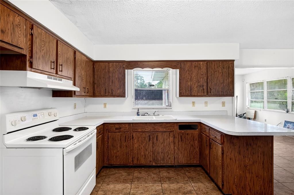 На продажу: $175,000 (2 спален, 1 ванн, 1078 Квадратных фут)
