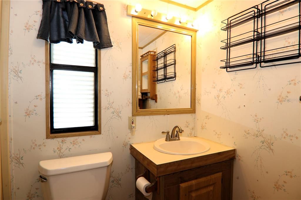 For Sale: $129,900 (2 beds, 1 baths, 629 Square Feet)