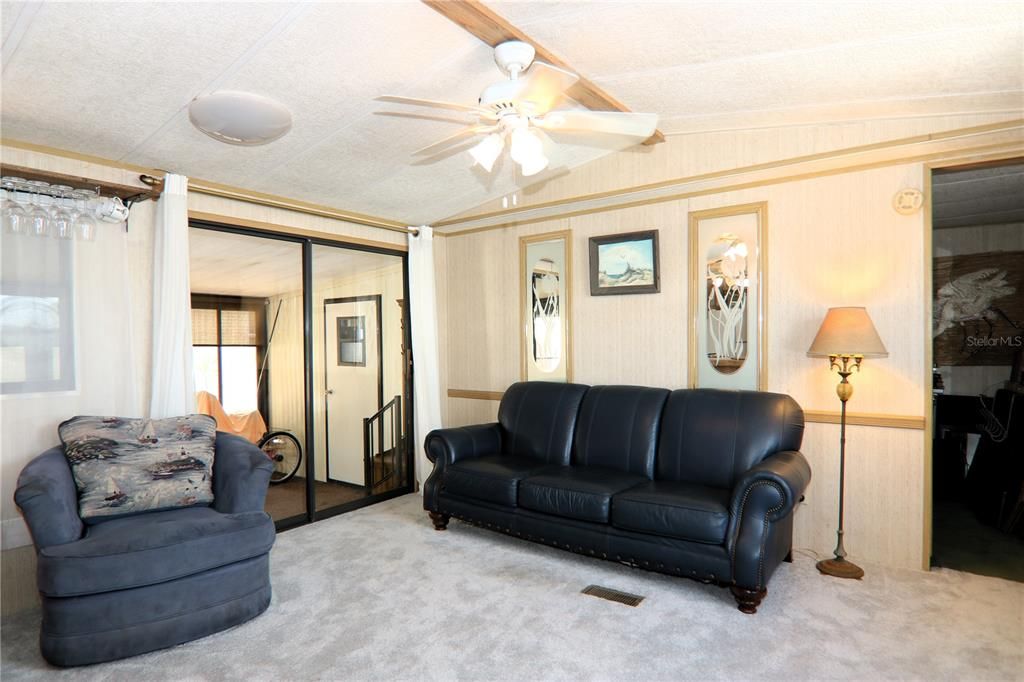 For Sale: $129,900 (2 beds, 1 baths, 629 Square Feet)