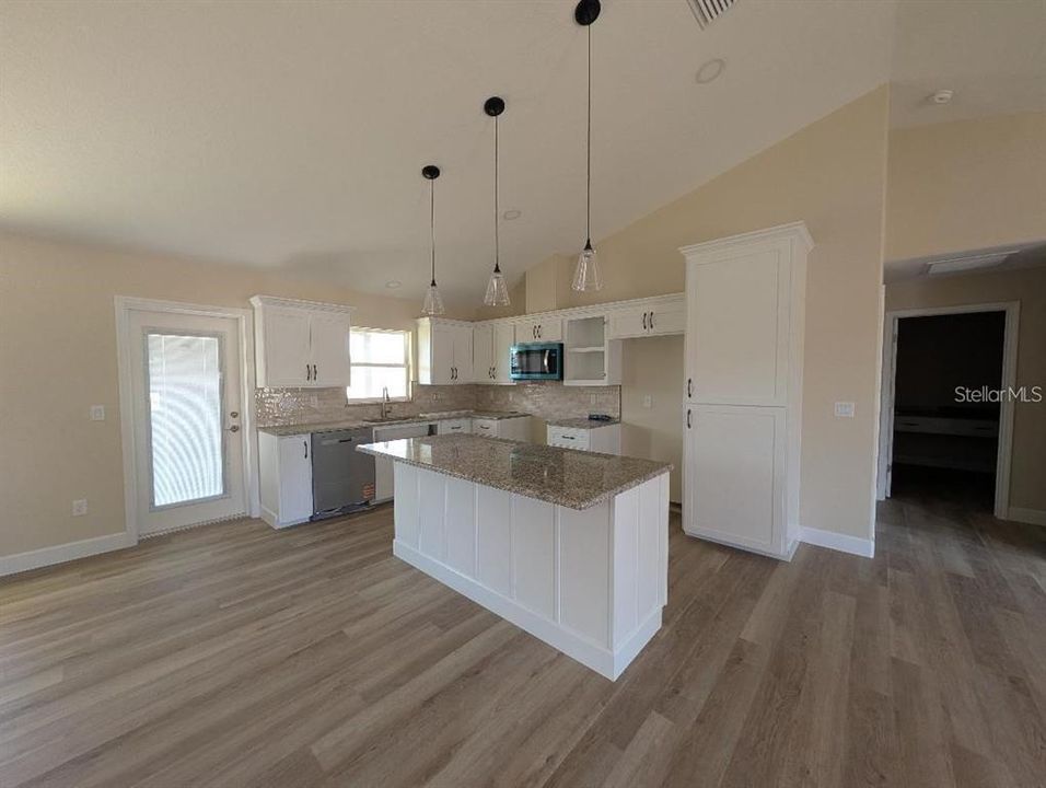 For Sale: $329,900 (3 beds, 2 baths, 1701 Square Feet)