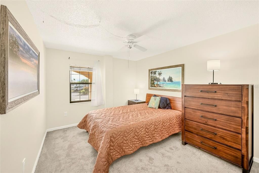 For Sale: $200,000 (2 beds, 2 baths, 1165 Square Feet)