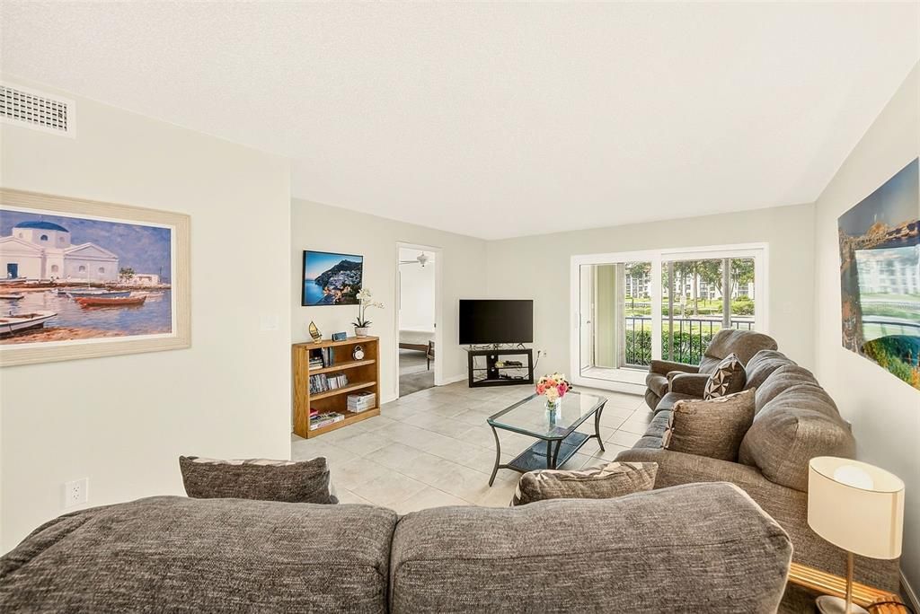 For Sale: $200,000 (2 beds, 2 baths, 1165 Square Feet)