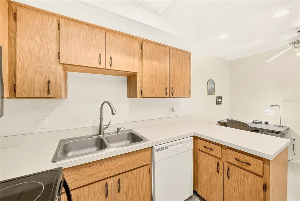 For Sale: $200,000 (2 beds, 2 baths, 1165 Square Feet)