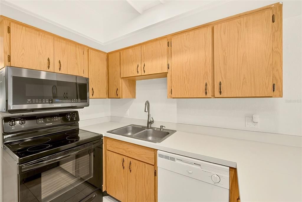 For Sale: $200,000 (2 beds, 2 baths, 1165 Square Feet)
