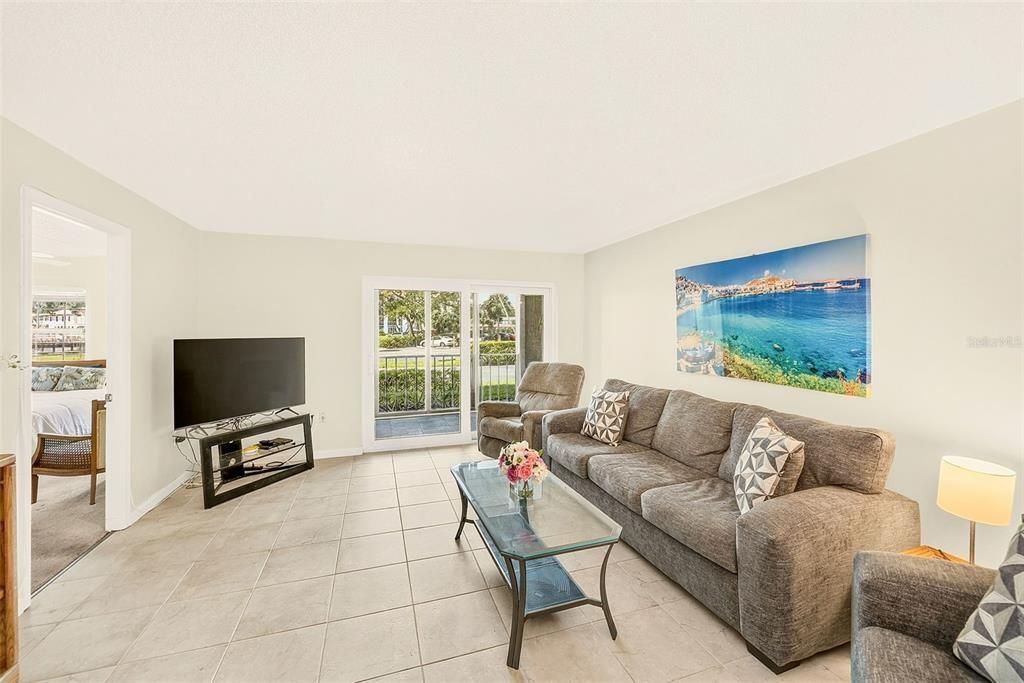 For Sale: $200,000 (2 beds, 2 baths, 1165 Square Feet)